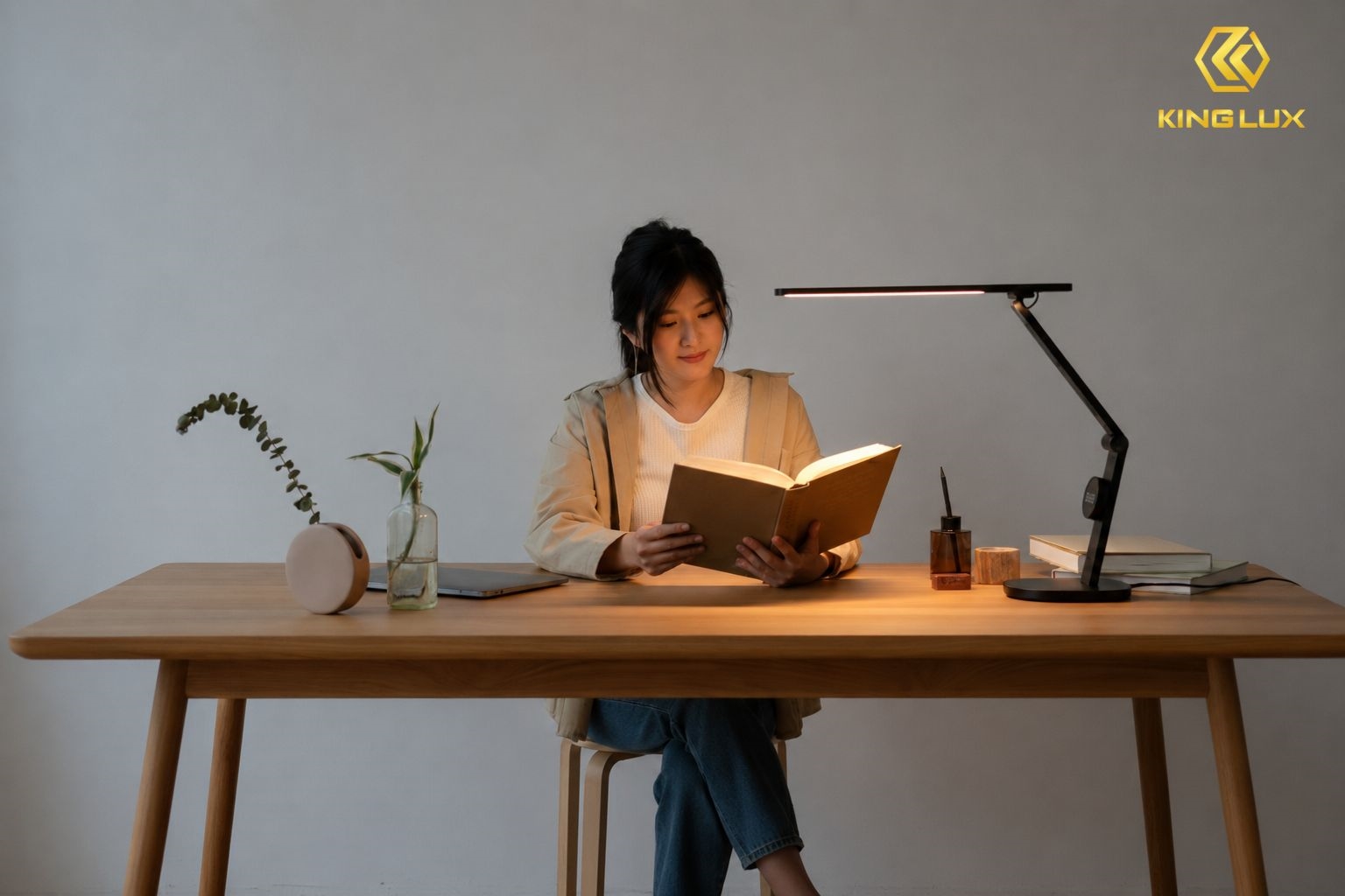 Đèn bàn thông minh giúp người hay đọc sách