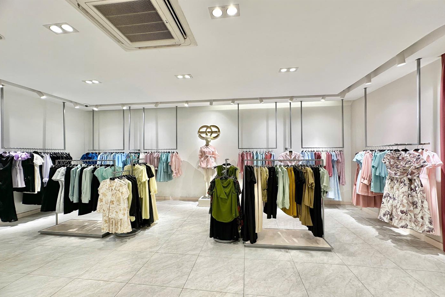 Đèn led kinglux được lắp đặt tại cửa hàng thời trang, tạo điểm nhấn nổi bật cho sản phẩm