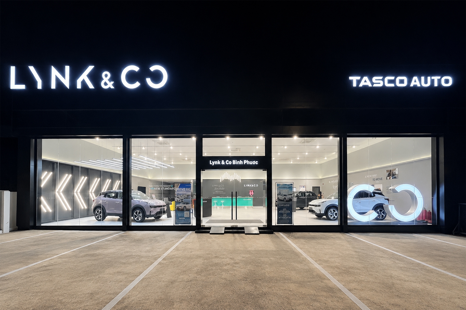 Chiếu sáng showroom ô tô giúp tạo không gian sang trọng, thu hút sự chú ý của khách hàng