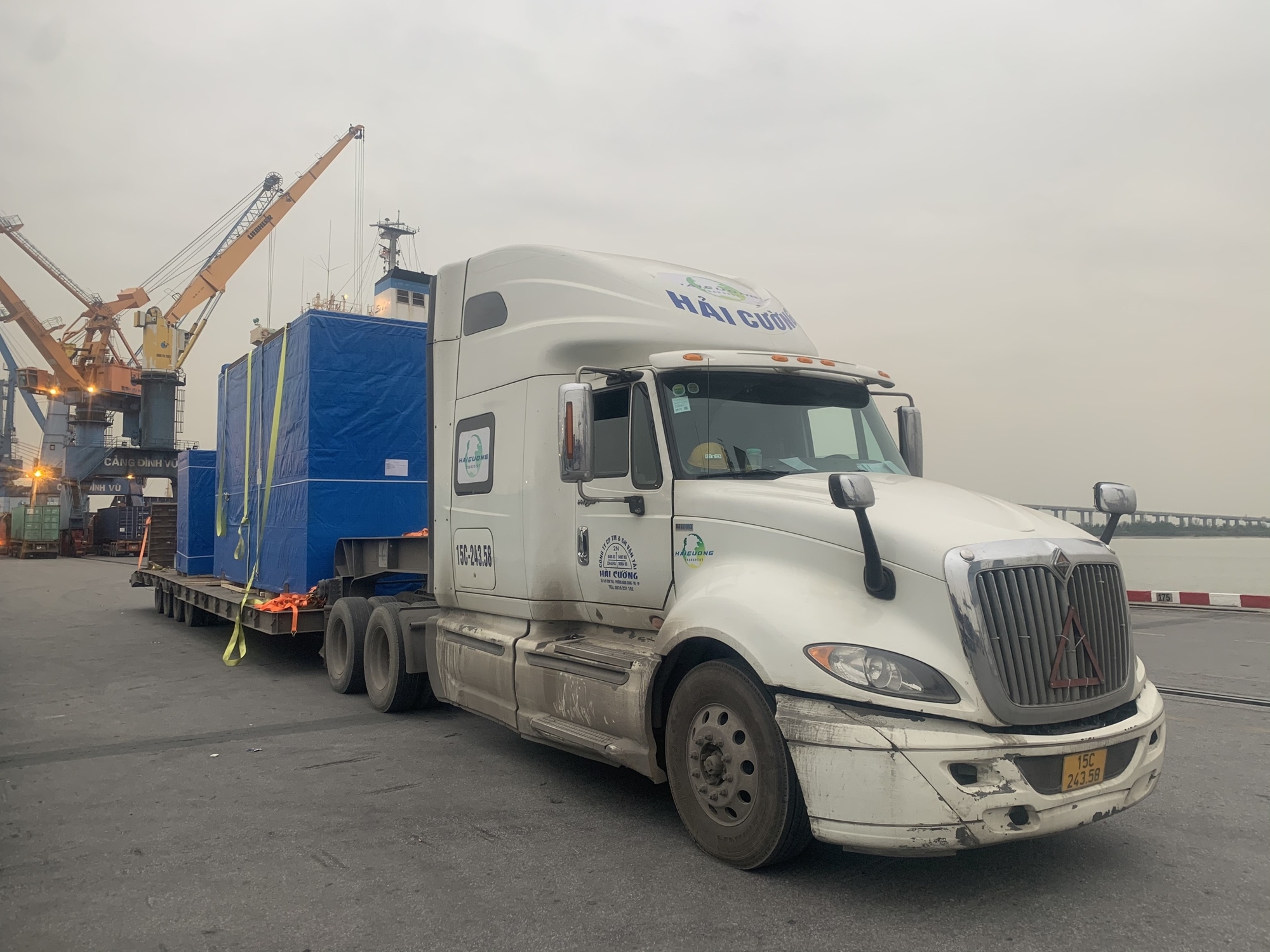 Những lưu ý quan trọng khi vận chuyển hàng quá khổ quá tải