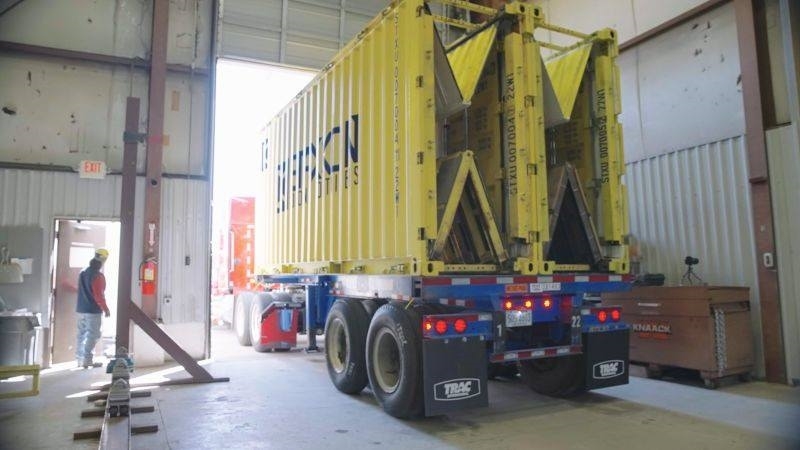 Container rỗng gập lại và giải pháp hạn chế tắc nghẽn ở cảng biển