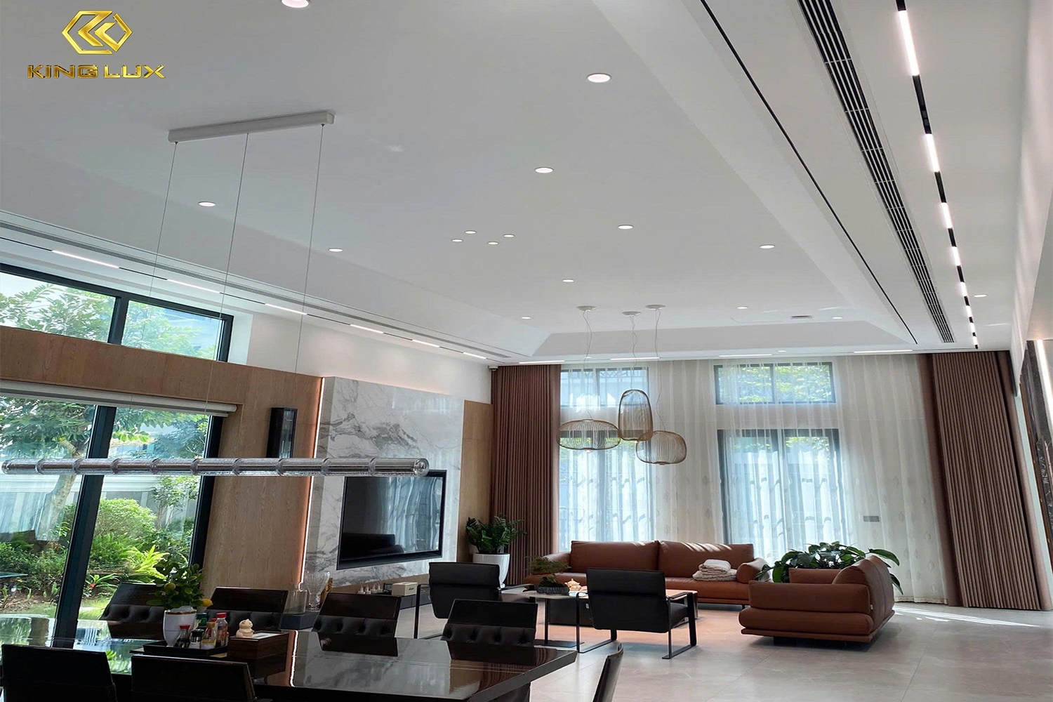 Đèn LED downlight âm trần được sử dụng trong phòng khách của nhiều gia đình