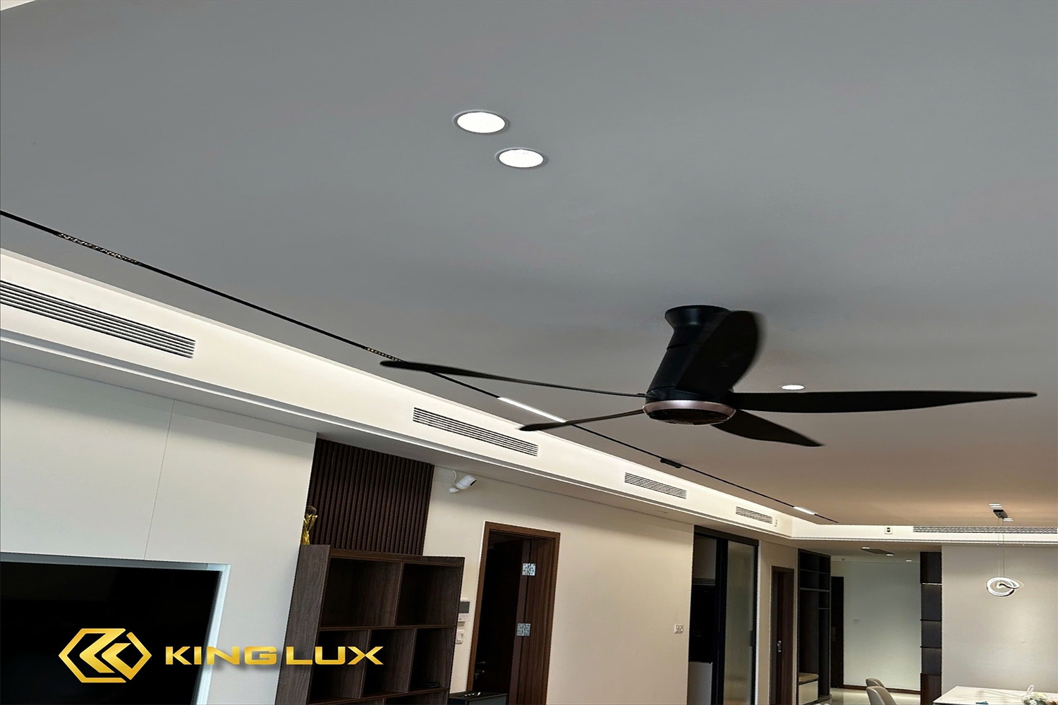 Đèn downlight cao cấp có thiết kế thẩm mỹ với kiểu dáng âm trần, giúp không gian gọn gàng, sang trọng