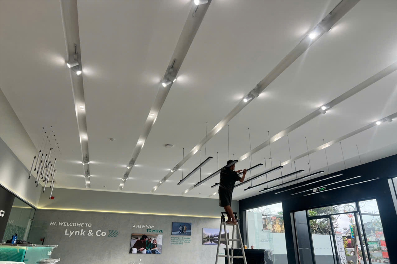 Khi lắp đặt đèn spotlight cho showroom bạn không nên lắp đèn quá gần sản phẩm để tránh chói hoặc nóng 