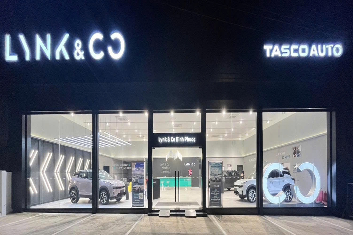 Đèn spotlight dùng trong showroom ôtô giúp làm nổi bật các chi tiết của xe cũng như logo thương hiệu